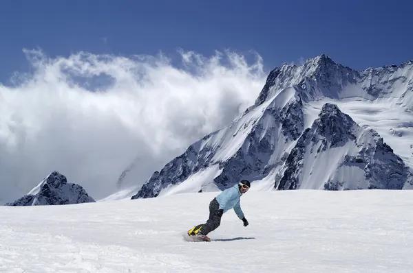 Snowboarder im Skigebiet — Stockfoto