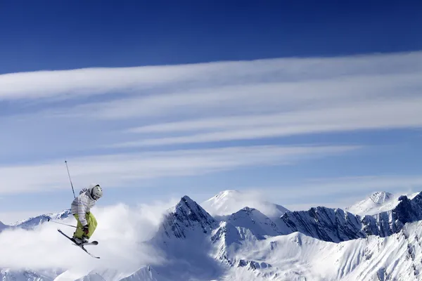 Saut à ski acrobatique avec skis croisés — Photo
