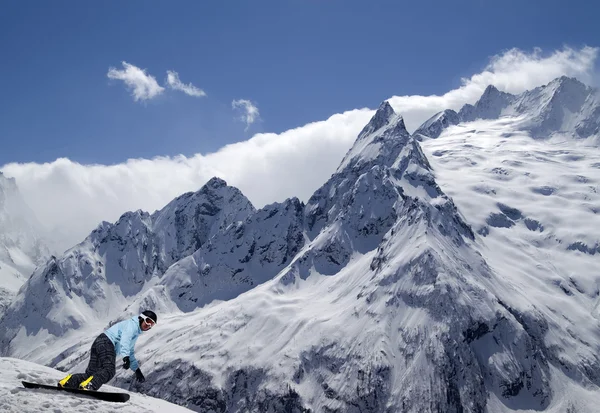 Snowboardzista schodzi stoku — Zdjęcie stockowe