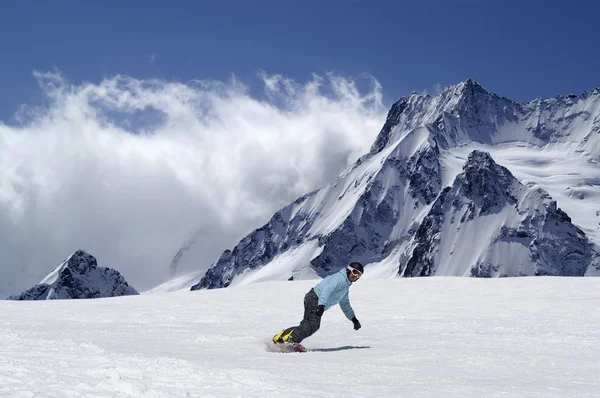 Snowboarder no resort de esqui Imagens De Bancos De Imagens