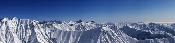 Panorama de las montañas de invierno en buen día —  Fotos de Stock