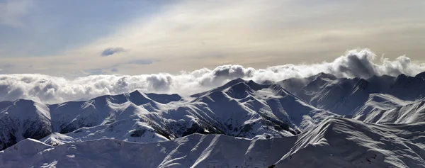 Панорама гор зимой на закате — стоковое фото