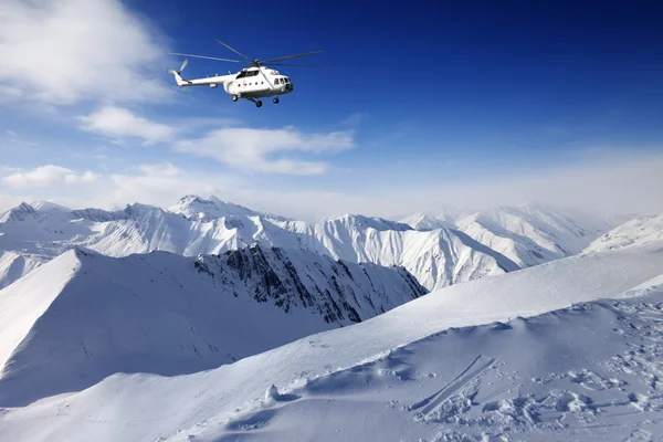 Heliski em montanhas nevadas — Fotografia de Stock