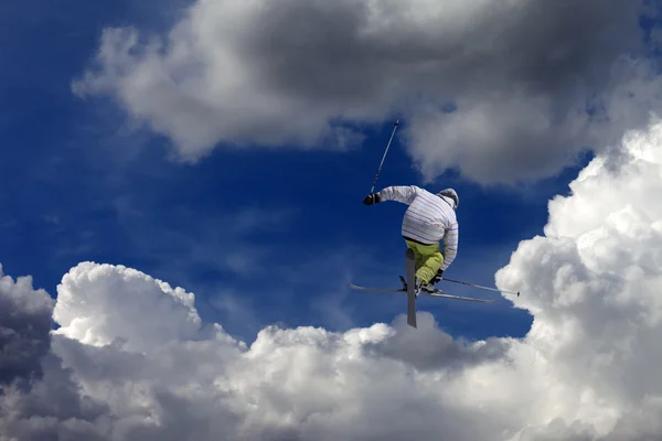 Vrije stijl schansspringer met gekruiste Ski 's — Stockfoto