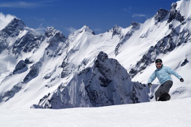 yüksek dağlarda snowboard