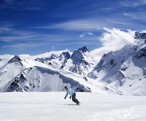 Snowboarder jovens na pista de esqui — Fotografia de Stock