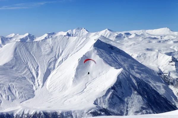 Sky glider fram i höga berg — Stockfoto