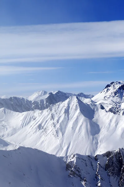 Montagnes enneigées. vue depuis la station de ski. — Photo