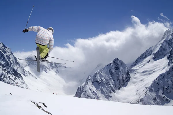 Sauteur à ski freestyle avec les skis croisés en haute montagne — Photo