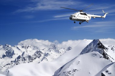 Kış dağlarda helikopter