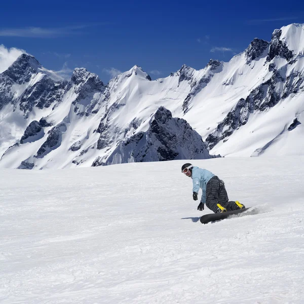 Snowboarder στην πίστα σε ψηλά βουνά — Φωτογραφία Αρχείου