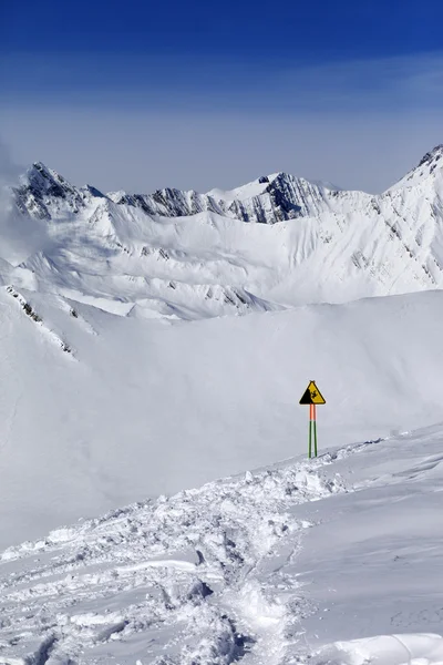 AVERTISSEMENT chanter sur la pente enneigée — Photo