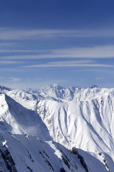 Montagne di neve in una bella giornata — Foto Stock