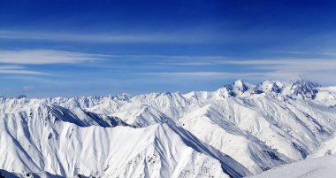 Panorama, kar dağlar ve mavi gökyüzü