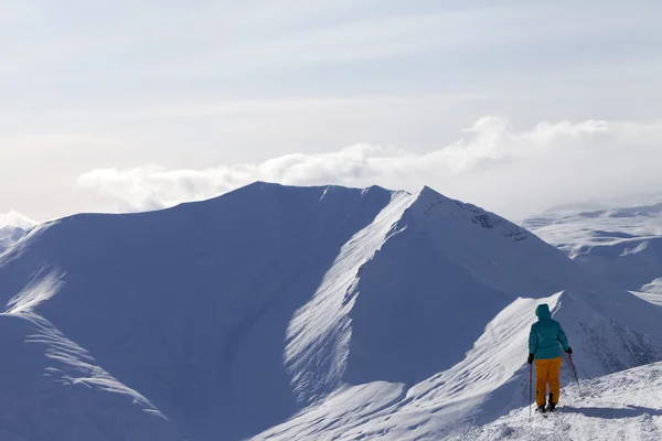 Sciatore in cima alla montagna — Foto Stock