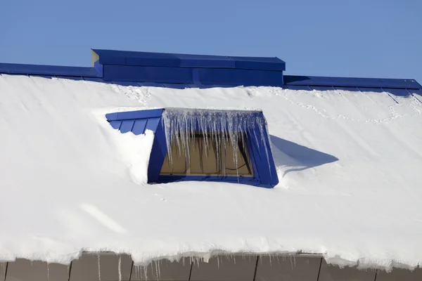 Techo cubierto de nieve con témpanos de hielo en invierno agradable —  Fotos de Stock