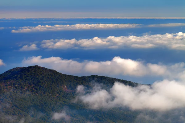 Hill et la mer dans les nuages — Photo