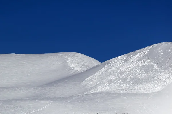 オフピステの斜面で雪崩のトレース — ストック写真