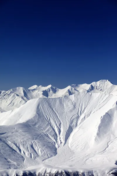 Снежный склон в высоких горах — стоковое фото