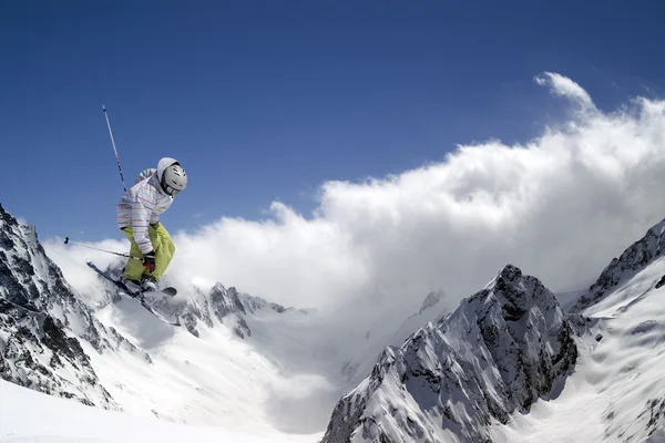 Freestyle-Skispringer mit gekreuzten Skiern lizenzfreie Stockfotos