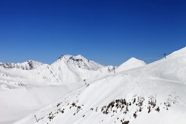 Skipiste en kabelbaan. Kaukasus, Georgië. — Stockfoto