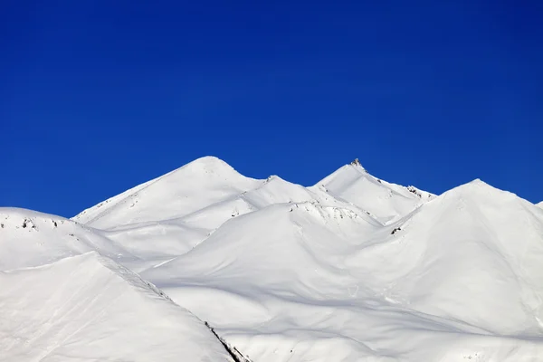 Montañas de nieve y un cielo azul —  Fotos de Stock