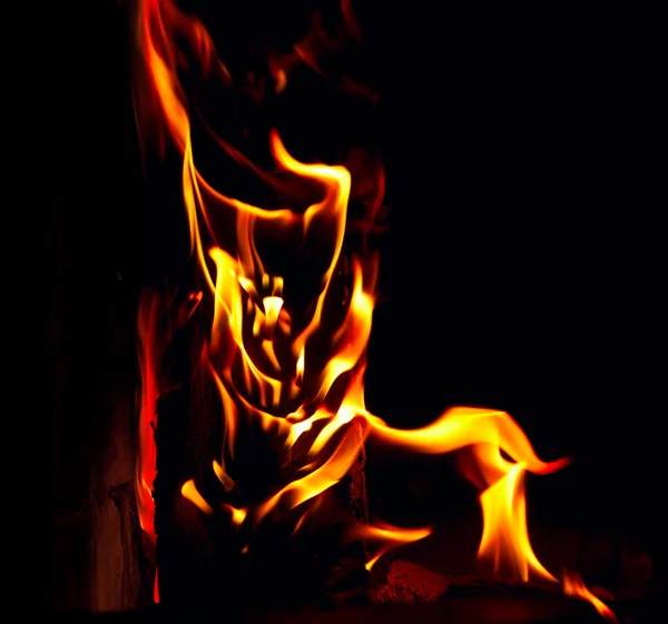 Flamma på svart bakgrund — Stockfoto