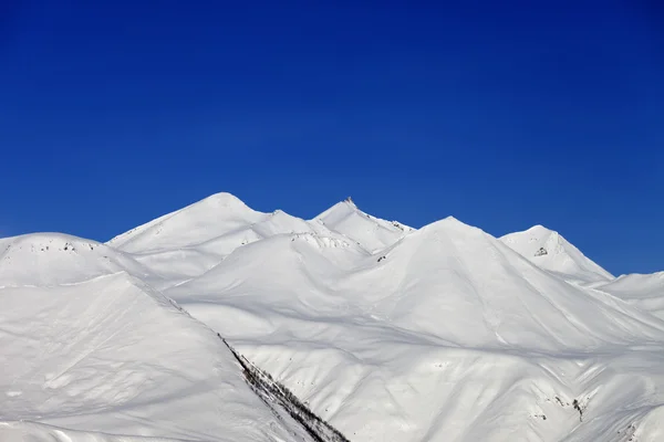 冬山和蓝蓝的天空 — 图库照片