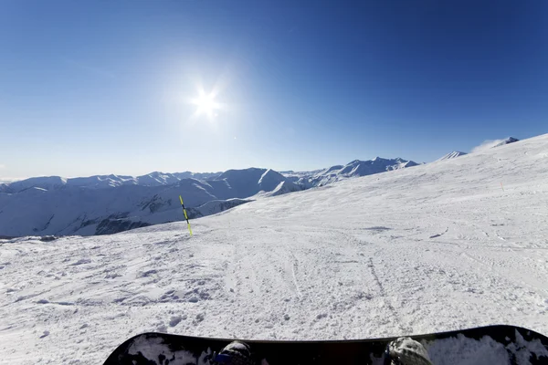 Snowboardista, spočívající na sjezdovce — Stock fotografie