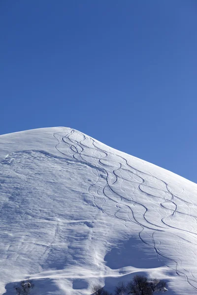 Pendenza di fuoripista con la traccia degli sci sulla neve — Foto Stock