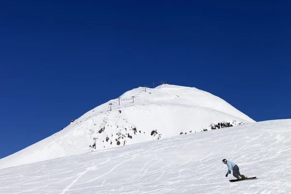 Snowboarder na estância de esqui em bom dia — Fotografia de Stock