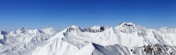 Panorama de montanhas nevadas — Fotografia de Stock