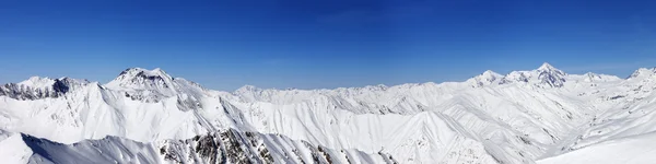 雪の冬の山々 のパノラマ — ストック写真