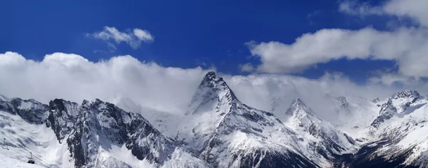 雪に覆われた山々 のパノラマ — ストック写真