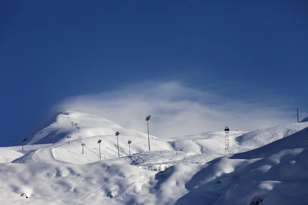 Télécabines et piste de ski — Photo