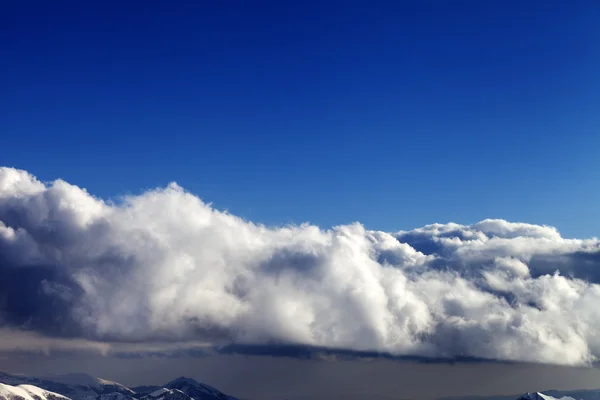 Cielo azul y las montañas de invierno — Foto de Stock