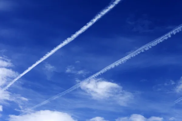 Blauer Himmel mit Kondensstreifen — Stockfoto