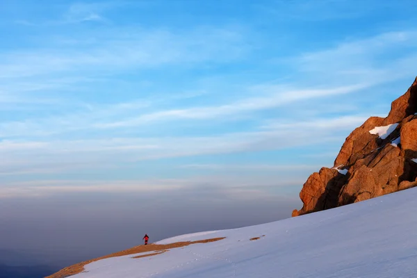 Hiker in sunrise mountains – stockfoto