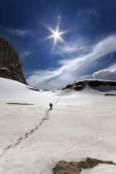雪に覆われた山のハイカー — ストック写真