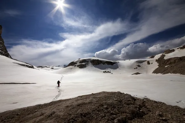 徒步旅行者在雪高原 — 图库照片