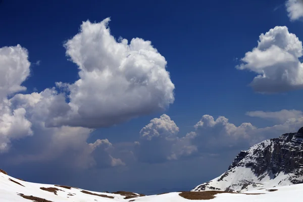 Blue sky with clouds in snow mountains — Stock Photo, Image