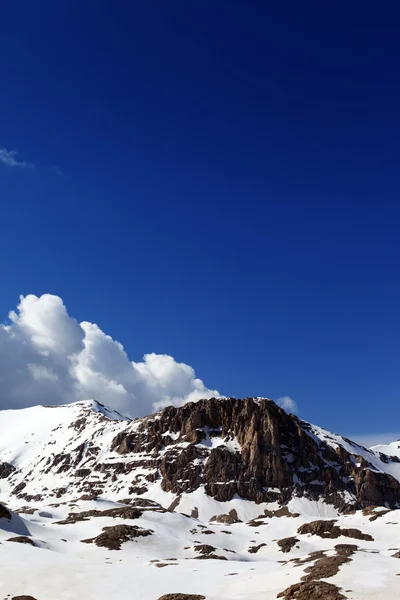Rocks in snow and blue sky — Stock Photo, Image