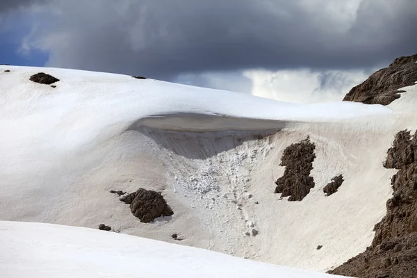 Snow cornice in mountains — Stock Photo, Image