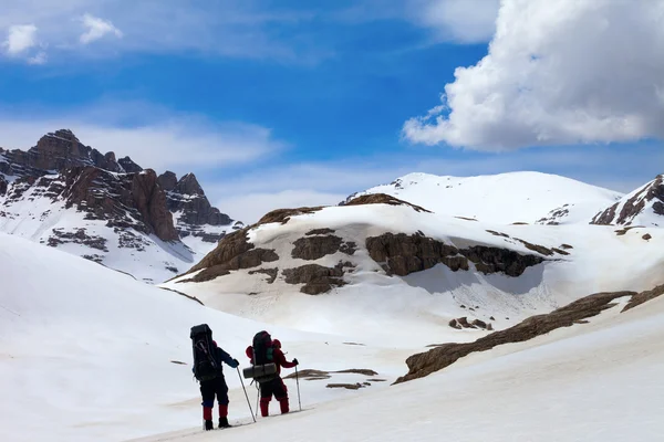 Due escursionisti in montagna neve — Foto Stock