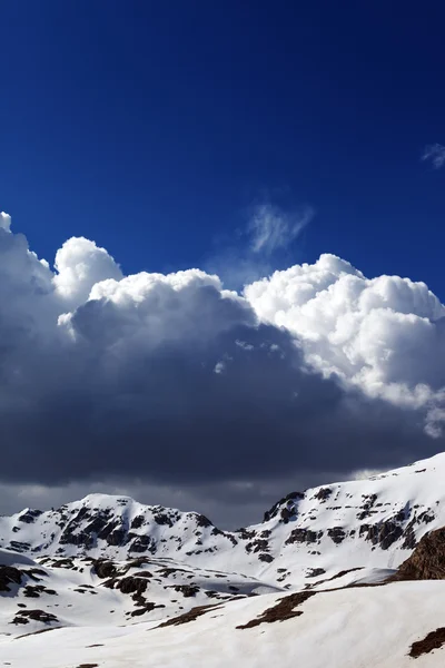 Снежные горы и голубое небо — стоковое фото