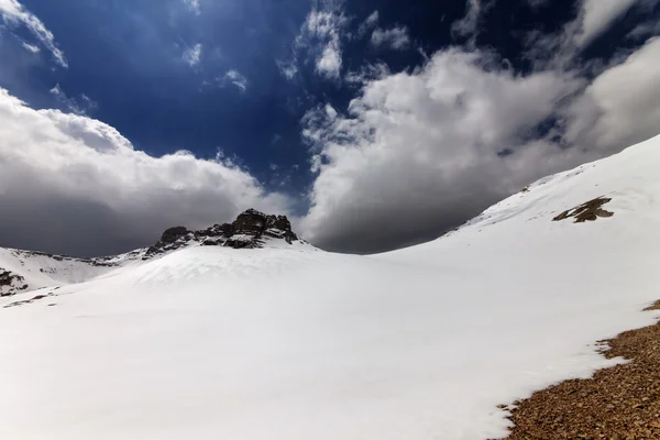 雪的高原和天空与云彩 — 图库照片