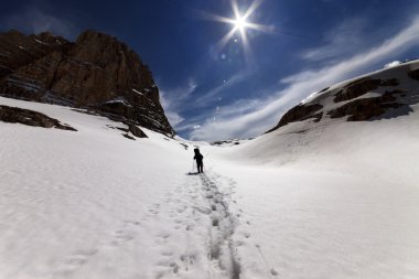 snowmountains üzerinde uzun yürüyüşe çıkan kimse