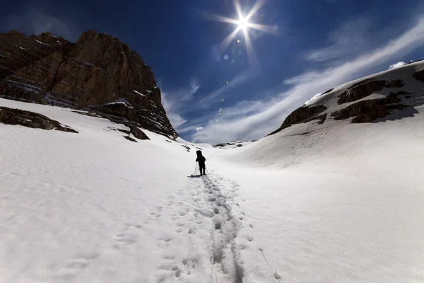Snowmountains에 등산객 — 스톡 사진