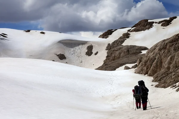 Due escursionisti sull'altopiano di neve — Foto Stock