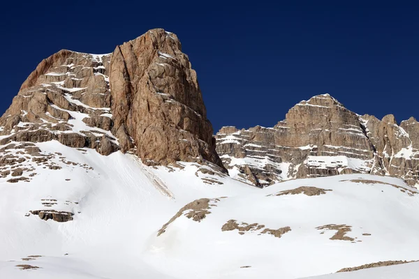 Rocas en nieve y cielo azul — Foto de Stock